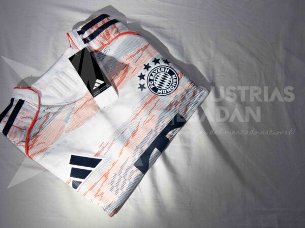 Vista doblada camiseta visitante Bayern Munich