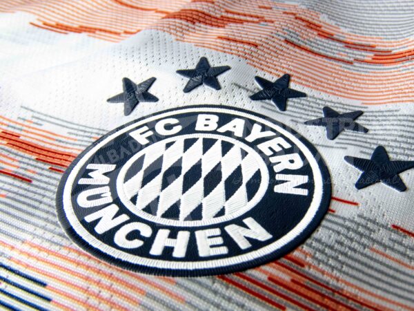 Vista escudo camiseta visitante Bayern Munich